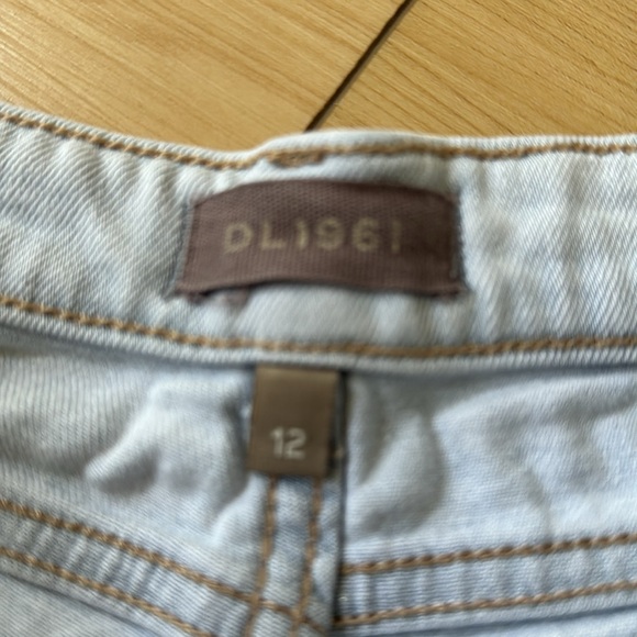 DL1961 Distressed Raw Hem FRAYED JEAN SHORTS DENIM - Picture 3 of 8